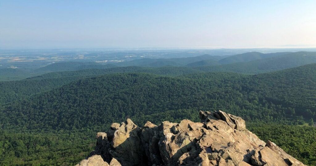 Looking for hikes near Crabtree Falls that offer iconic Blue Ridge overlooks? Humpback Rocks combines a short, steep trek with sunrise-worthy views that stretch across Virginia’s rolling mountains.