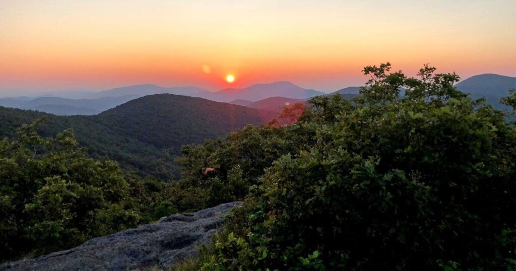 Looking for hikes near Crabtree Falls with 360° mountain views and a true Blue Ridge summit feel? Spy Rock rewards every climb with endless skies, rocky scrambles, and panoramic beauty in every direction.
