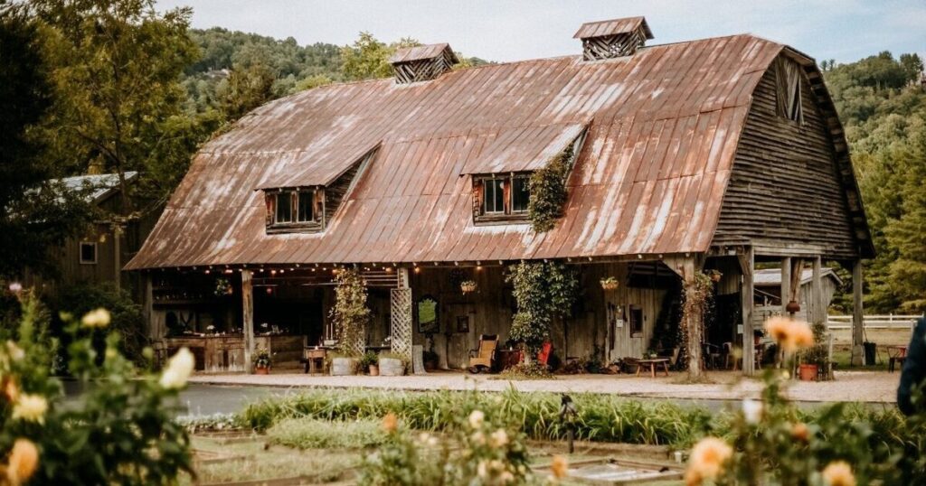 Looking for small wedding venues in the Blue Ridge Mountains with rustic charm? The Mast Farm Inn in North Carolina offers barn terraces, cottage courtyards, and intimate elopement spots.