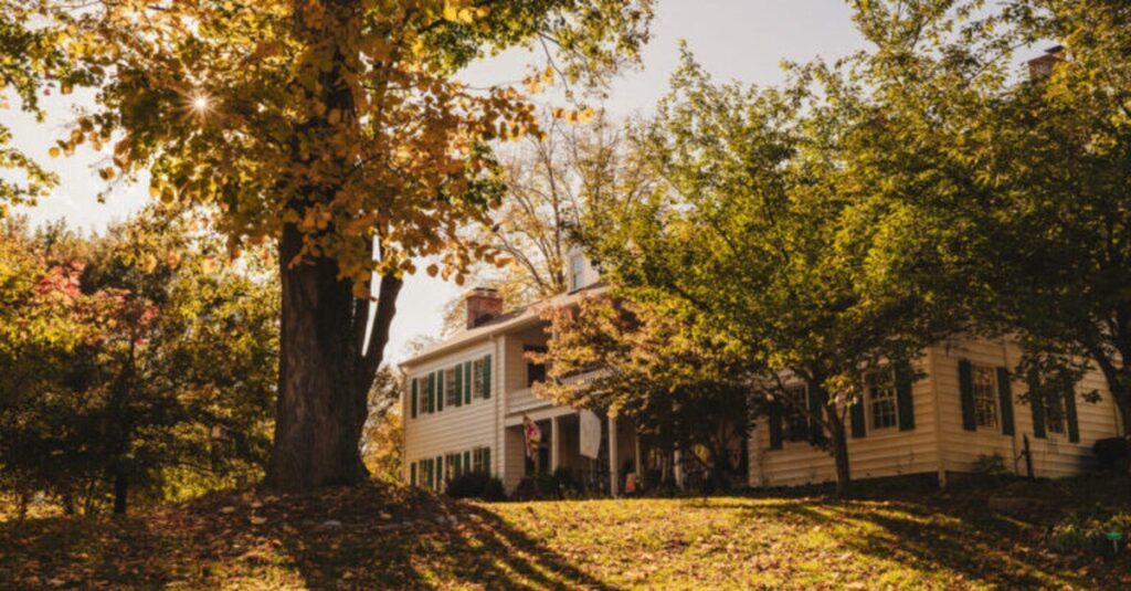 A picture of one of the top boutique wedding venues in the Blue Ridge Mountains with all-inclusive ease. Keep Tryst Manor in Maryland offers historic charm, boutique packages, and intimate ceremony locations.